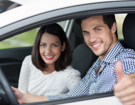 Familie im neuen Gebrauchtwagen